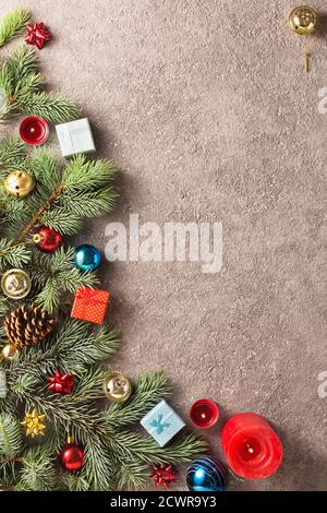 Sfondo di Natale con albero di Natale decorato decorazioni colorate di Natale, vista dall'alto Foto Stock