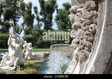 Statua particolare di una testa umana figura nel parco Di Reggia di Caserta Sito UNESCO in Italia Foto Stock