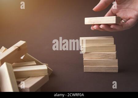 Disposizione manuale di blocco di legno impilato come scala a gradini. Foto Stock