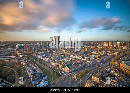 Al crepuscolo, l'Aia, lo skyline del centro della città dei Paesi Bassi. Foto Stock