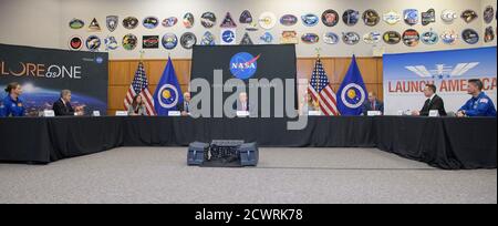 SpaceX Demo-2 il presidente del Preflight Donald Trump partecipa a una dimostrazione di SpaceX Mission 2 lancio Briefing con l'astronauta NASA Nicole Mann, a sinistra, il direttore del Kennedy Space Center Bob Cabana, la seconda signora Karen Pence, il vicepresidente Mike Pence, la prima signora Melania Trump, l'amministratore della NASA Jim Bridenstine, Elon Musk, SpaceX Chief Engineer, E l'astronauta della NASA Kjell Lindgren, proprio presso il Neil A. Armstrong Operations e Checkout Building dopo la partenza degli astronauti della NASA Robert Behnken e Douglas Hurley per il complesso di lancio 39A a bordo di una navicella spaziale SpaceX Crew Dragon per il lancio, mercoledì Foto Stock