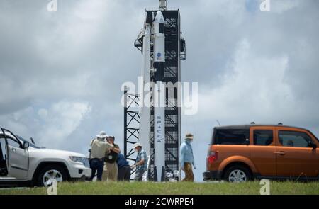 SpaceX Demo-2 Preflight Photographers reimpostano le loro telecamere remote per catturare il lancio del razzo SpaceX Falcon 9 con la navicella spaziale Crew Dragon dell'azienda a bordo al complesso di lancio 39A mentre i preparativi per la missione Demo-2, venerdì 29 maggio 2020, al Kennedy Space Center della NASA in Florida. La missione SpaceX Demo-2 della NASA è il primo lancio con gli astronauti della navicella spaziale SpaceX Crew Dragon e il razzo Falcon 9 alla Stazione spaziale Internazionale come parte del Commercial Crew Program dell'agenzia. Il volo di prova serve come una dimostrazione end-to-end del sistema di trasporto degli equipaggi di SpaceX Foto Stock