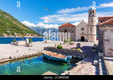 Chiesa di nostra Signora delle rocce nella baia di Cattaro vicino Perast, Montenegro Foto Stock