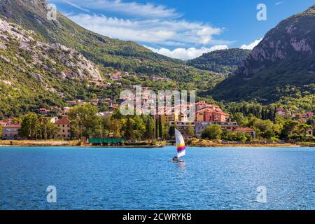 Vela vicino alla costa adriatica nella baia di Cattaro, Montenegro Foto Stock