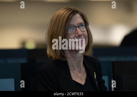 SpaceX Demo-2 Hatch Opening Kathy Lueders, manager del Commercial Crew Program della NASA, guarda come i portelli sono aperti tra SpaceX's Crew Dragon con astronauti della NASA Douglas Hurley e Robert Behnken a bordo e la International Space Station, domenica 31 maggio 2020, Nella stanza di sparo quattro del Launch Control Center presso il Kennedy Space Center della NASA in Florida. La missione SpaceX Demo-2 della NASA è il primo lancio con gli astronauti della navicella spaziale SpaceX Crew Dragon e il razzo Falcon 9 alla Stazione spaziale Internazionale come parte del Commercial Crew Program dell'agenzia. Il volo di prova se Foto Stock