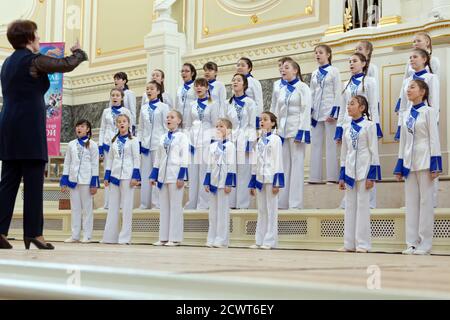 San Pietroburgo, Russia - 25 febbraio 2018: Il coro si esibisce durante il V Campionato Mondiale Corale dei Bambini e dei giovani Foto Stock