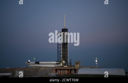 SpaceX Demo-2 Rollout UN razzo SpaceX Falcon 9 con la navicella spaziale Crew Dragon dell'azienda a bordo è visto prima di essere sollevato in una posizione verticale sul pad di lancio al complesso di lancio 39A come i preparativi per la missione Demo-2, Giovedi, 21 maggio 2020, Presso il Kennedy Space Center della NASA in Florida. La missione SpaceX Demo-2 della NASA è il primo lancio con gli astronauti della navicella spaziale SpaceX Crew Dragon e il razzo Falcon 9 alla Stazione spaziale Internazionale come parte del Commercial Crew Program dell'agenzia. Il test di volo servirà da dimostrazione end-to-end del trasporto di SpaceX Foto Stock