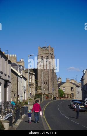 Vista lungo High Street, Coldstream, Berwickshire, Scottish Borders, con Coldstream Community Center (ex chiesa di St Cuthbert) a metà strada. Foto Stock