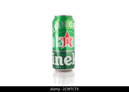 La birra Heineken può essere isolata su sfondo bianco. Bevanda alcolica. Foto Stock