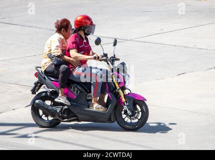 SAMUT PRAKAN, THAILANDIA, 23 2020 LUGLIO, due donne cavalcano in moto nella strada soleggiata. Foto Stock