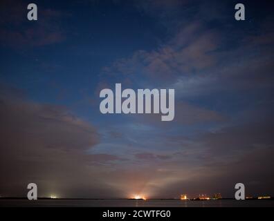 Il 29 luglio 2020, lo Space Launch Complex 41 presso la Cape Canaveral Air Force Station fu illuminato prima del lancio del Mars 2020 su un razzo Atlas V della United Launch Alliance. Il rover fa parte del Mars Exploration Program della NASA per esplorare il pianeta Rosso. Il lancio era previsto per il 30 luglio 2020. Foto Stock