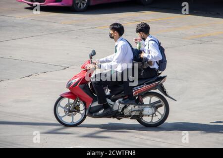 SAMUT PRAKAN, THAILANDIA, 29 2020 LUGLIO, DUE ragazzi in camicia bianca cavalcano insieme su una moto. Foto Stock