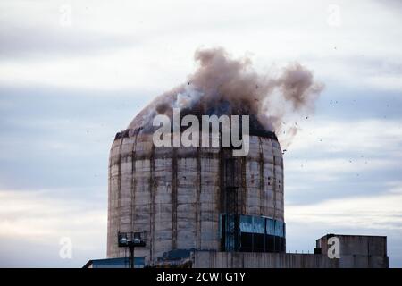 Demolizione di vecchi edifici industriali mediante esplosione di dinamite Foto Stock