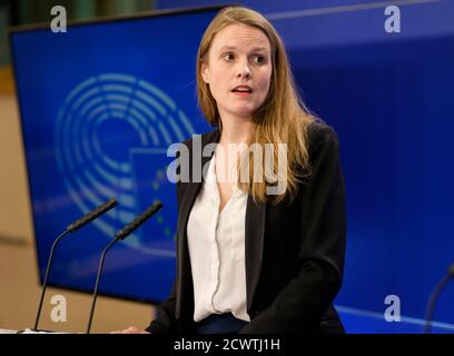 30 settembre 2020, Belgio, Brüssel: 30.09.2020, Belgio, Bruxelles: Membro tedesco del Parlamento europeo (gruppo Verde/Alleanza libera europea - Bündnis 90/Die Grünen) Terry Reintke (L) e l'europarlamentare polacco (Unseen) parlano ai media del cambiamento di gruppo, "Gruppo dell'Alleanza progressista di Socialisti e Democratici" al Parlamento europeo (Socialisti) al "gruppo Verde/Alleanza libera europea", al Parlamento europeo il 30 settembre 2020 a Bruxelles, in Belgio. Il gruppo Verde/Alleanza libera europea è uno degli otto gruppi del Parlamento europeo. Il gruppo brin Foto Stock