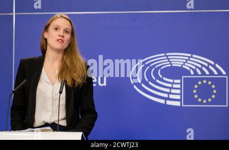 30 settembre 2020, Belgio, Brüssel: 30.09.2020, Belgio, Bruxelles: Membro tedesco del Parlamento europeo (gruppo Verde/Alleanza libera europea - Bündnis 90/Die Grünen) Terry Reintke (L) e l'europarlamentare polacco (Unseen) parlano ai media del cambiamento di gruppo, "Gruppo dell'Alleanza progressista di Socialisti e Democratici" al Parlamento europeo (Socialisti) al "gruppo Verde/Alleanza libera europea", al Parlamento europeo il 30 settembre 2020 a Bruxelles, in Belgio. Il gruppo Verde/Alleanza libera europea è uno degli otto gruppi del Parlamento europeo. Il gruppo brin Foto Stock