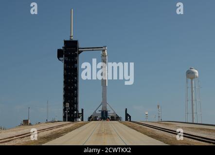 SpaceX Demo-2 Rollout UN razzo SpaceX Falcon 9 con la navicella spaziale Crew Dragon dell'azienda a bordo è visto come è sollevato in una posizione verticale sul pad di lancio al complesso di lancio 39A come i preparativi per la missione Demo-2, Giovedi, 21 maggio 2020, Presso il Kennedy Space Center della NASA in Florida. La missione SpaceX Demo-2 della NASA è il primo lancio con gli astronauti della navicella spaziale SpaceX Crew Dragon e il razzo Falcon 9 alla Stazione spaziale Internazionale come parte del Commercial Crew Program dell'agenzia. Il test di volo servirà da dimostrazione end-to-end dei trasporti di SpaceX Foto Stock