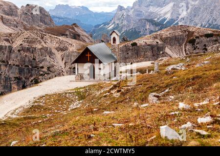 Famose cime dolomitiche giganti, e cappella nei pressi di Drei Zinnen ( tre Cime di Lavaredo) l'Alto Adige in Italia Foto Stock