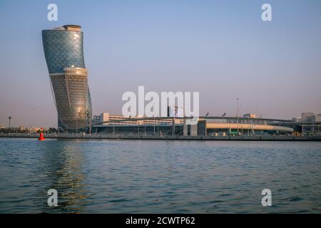 Porta capitale di Abu Dhabi durante lo skyline dell'alba Foto Stock