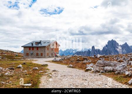 Famose cime dolomitiche giganti, vicino a Drei Zinnen ( tre Cime di Lavaredo) l'Alto Adige in Italia Foto Stock