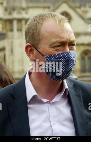 Londra, UK, 30 settembre 2020 Tim Farron membro liberal-democratico del Parlamento per Westmorland e Lonsdale .Pantomime dames marzo sul Parlamento la parata del Panto richiama l'attenzione sulla mancanza di sostegno del governo per le arti dal vivo. Credit: JOHNNY ARMSTEAD/ Alamy Live News Foto Stock