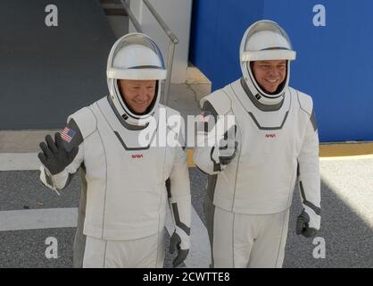 SpaceX Demo-2 prova di vestito astronauti della NASA Douglas Hurley, a sinistra, E Robert Behnken, indossando gli spaceX, si vedono mentre partono dal Neil A. Armstrong Operations and Checkout Building for Launch Complex 39A durante una prova di abbigliamento prima del lancio della missione Demo-2, sabato 23 maggio 2020, presso il Kennedy Space Center della NASA in Florida. La missione SpaceX Demo-2 della NASA è il primo lancio con gli astronauti della navicella spaziale SpaceX Crew Dragon e il razzo Falcon 9 alla Stazione spaziale Internazionale come parte del Commercial Crew Program dell'agenzia. Il volo di prova serve come demonstr end-to-end Foto Stock