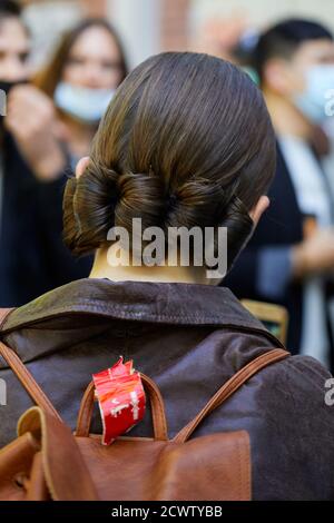 MILANO, ITALIA - 23 SETTEMBRE 2020: Acconciatura donna dopo la sfilata di moda Fendi, Milano Fashion Week Street Style Foto Stock