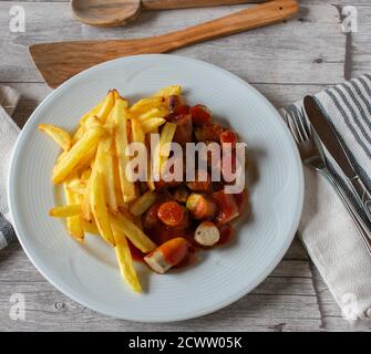 Salsicce di curry con patatine fritte Foto Stock