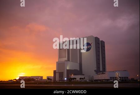 SpaceX Demo-2 Preflight il Vehicle Assembly Building è visto al tramonto mentre i preparativi per la missione SpaceX Demo-2 della NASA, lunedì 25 maggio 2020, presso il Kennedy Space Center della NASA in Florida. La missione SpaceX Demo-2 della NASA è il primo lancio con gli astronauti della navicella spaziale SpaceX Crew Dragon e il razzo Falcon 9 alla Stazione spaziale Internazionale come parte del Commercial Crew Program dell'agenzia. Il volo di prova serve come dimostrazione end-to-end del sistema di trasporto degli equipaggi di SpaceX. Robert Behnken e Douglas Hurley sono previsti per il lancio alle 16:33 EDT mercoledì 27 maggio, fr Foto Stock