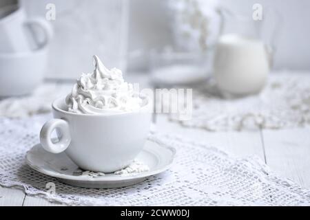 Crema di meringa bianca in una tazza Foto Stock