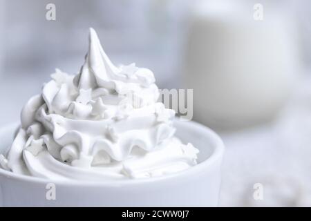 Crema di meringa bianca in una tazza Foto Stock