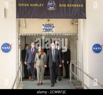 SpaceX Demo-2 Crew Walkout Vice President Mike Pence, e Second Lady Karen Pence, con Jim Bridenstine, amministratore della NASA, a sinistra, ed Elon Musk, Chief Engineer di SpaceX, a destra, Esci dal Neil A. Armstrong Operations and Checkout Building davanti agli astronauti della NASA Douglas Hurley e Robert Behnken con partenza per il complesso di lancio 39A per salire a bordo della navicella spaziale SpaceX Crew Dragon per il lancio della missione Demo-2, mercoledì 27 maggio 2020, presso il Kennedy Space Center della NASA in Florida. La missione SpaceX Demo-2 della NASA è il primo lancio con gli astronauti della navicella spaziale SpaceX Crew Dragon e del razzo Falcon 9 Foto Stock