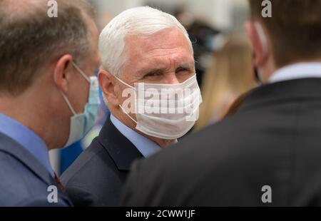 SpaceX Demo-2 Crew Walkout Vice President Mike Pence parla con l'amministratore della NASA Jim Bridenstine, LEFT, ed Elon Musk, SpaceX Chief Engineer mentre aspettano di vedere gli astronauti della NASA Douglas Hurley e Robert Behnken lasciare il Neil A. Armstrong Operations e Checkout Building per il complesso di lancio 39A a bordo della navicella spaziale SpaceX Crew Dragon per il lancio della missione Demo-2, mercoledì 27 maggio 2020, Presso il Kennedy Space Center della NASA in Florida. La missione SpaceX Demo-2 della NASA è il primo lancio con astronauti della SpaceX Crew Dragon e Falcon 9 razzo alla Stazione spaziale Internazionale AS Foto Stock