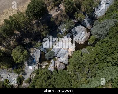 Fotografia aerea, foto drone, paesaggio naturale fiume Mondego con rocce e alberi sulle rive, in Portogallo Foto Stock