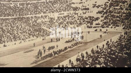 Una vecchia fotografia storica scattata nello stadio Panathenaic ai Giochi Olimpici del 1906 (noti anche come i Giochi intercalati del 1906 o le Olimpiadi estive del 1906) ad Atene, Grecia.sebbene sia considerato come Giochi Olimpici e denominato dal Comitato Olimpico Internazionale "i Giochi Olimpici internazionali di Atene", le medaglie non sono oggi ufficialmente riconosciute dal CIO. Si sono tenuti dal 22 aprile al 2 maggio 1906 e sono stati aperti dall'apertura ufficiale dei giochi è stato fatto da re Giorgio i di Grecia. 6,000 bambini hanno partecipato alla prima cerimonia di chiusura delle Olimpiadi Foto Stock