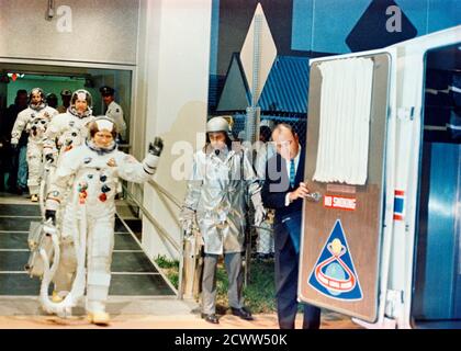 Apollo 8 Crew nell'agosto del 1968, tre astronauti della NASA ricevettero una chiamata per chiedere loro di annullare i loro piani di vacanza invernale: Stavano andando alla Luna. Cinquant'anni più tardi stiamo celebrando la missione storica di Apollo 8: go.nasa.gov/2EDarq3 ( https://go.nasa.gov/2EDarq3 ) S68-55999 (21 dicembre 1968) --- l'equipaggio di Apollo 8 lascia il Kennedy Space Center (KSC) con il suo equipaggio Spacecraft Operations Building (MSOB) durante il conto alla rovescia del lancio di Apollo 8. L'astronauta Frank Borman (sventolando ai bravolai), comandante, guida seguito dagli astronauti James A. Lovell Jr., pilota del modulo di comando; e William A. e. Foto Stock