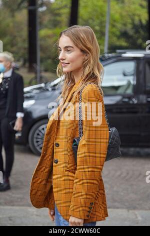 MILANO, ITALIA - 25 SETTEMBRE 2020: Primo modello dopo la sfilata Sportmax, Milano Fashion Week Street Style Foto Stock