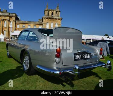 L'Aston Martin DB5 Goldfinger continuazione, viene fornito con tutti i giocattoli onm l'originale, ma non il sedile espulsore, BMT 216 A, Salon Privé, BLE Foto Stock