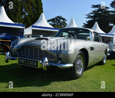 L'Aston Martin DB5 Goldfinger continuazione, viene fornito con tutti i giocattoli onm l'originale, ma non il sedile espulsore, BMT 216 A, Salon Privé, BLE Foto Stock