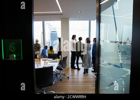 Gli uomini d'affari parlano nella sala conferenze Foto Stock