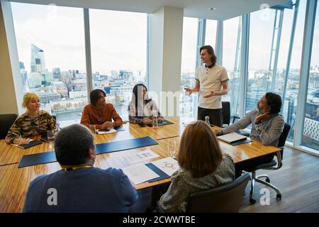Un uomo d'affari, una sala conferenze all'avanguardia, si trova in un ufficio di alto livello Foto Stock