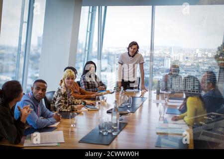 Uomini d'affari nella sala riunioni Highrise, Londra, Regno Unito Foto Stock