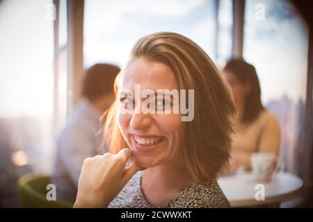 Ritratto felice donna d'affari sorridente Foto Stock