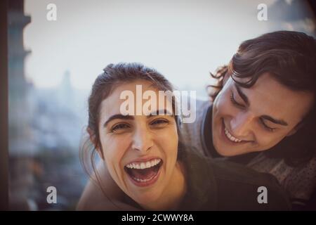 Primo piano ritratto ridendo giovane coppia Foto Stock