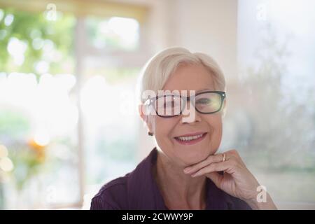 Ritratto felice donna anziana fiduciosa negli occhiali Foto Stock