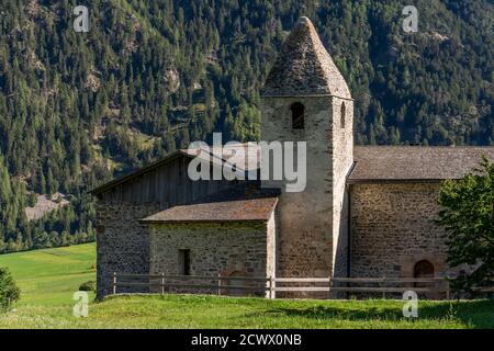 L'antica chiesa di San Giovanni in Tubre, Taufers im Münstertal, Alto Adige, Italia, tipica chiesa alpina Foto Stock