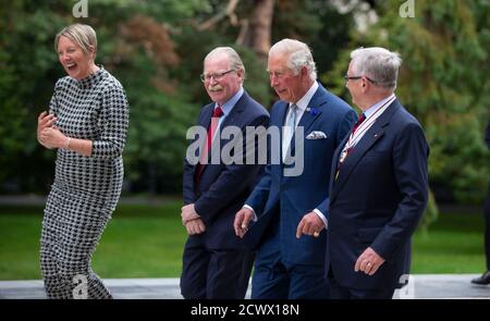 Il Principe del Galles arrivò per una visita al Museo dell'Ulster a Belfast, dove incontrò i dipendenti del museo, mentre i settori del turismo e della cultura riaprirono a causa della pandemia del coronavirus e guarderanno alla ripresa nei prossimi mesi. Foto Stock