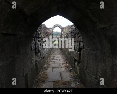 Sawley Abbey rovine, Sawley villaggio, Lancashire, Inghilterra. Una delle poche parti quasi intatta, (un passaggio nel terreno). Era una casa figlia di Newminster Abbey.William de Percy e i monaci di Newminster erano i fondatori. Foto Stock