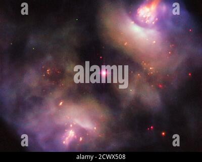 Hubble cattura Dynamic Dying Star questa immagine atmosferica presa con il telescopio spaziale Hubble NASA/ESA mostra una scena oscura e cupa nella costellazione dei Gemini (i gemelli). Il soggetto di questa immagine confuse gli astronomi quando è stato studiato per la prima volta - piuttosto che essere classificato come un singolo oggetto, è stato invece registrato come due oggetti, a causa della sua struttura lobata simmetrica (nota come NGC 2371 e NGC 2372, anche se talvolta indicata insieme come NGC 2371/2). Questi due lobi sono visibili in basso a sinistra e in alto a destra del telaio e insieme formano qualcosa di noto come nebul planetario Foto Stock