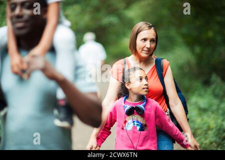 Affettuosa madre figlia escursioni Foto Stock