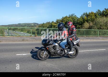 1998 Honda Fireblade Motociclismo; due ruote di trasporto, moto, veicolo, strada, moto, motociclisti che automobilano a Chorley, Regno Unito Foto Stock